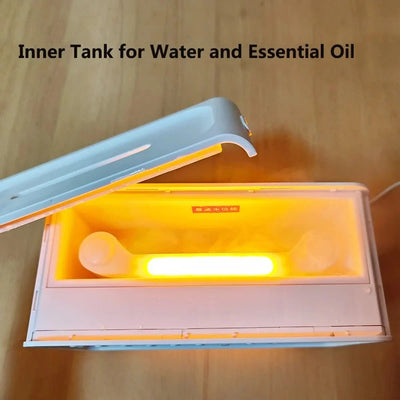 Geöffneter Wassertank eines Aromadiffusors mit beleuchtetem Innenraum