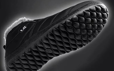 Winterstiefel für Damen mit warmem Futter und einer rutschfesten, profilierten Sohle in der Nahaufnahme.