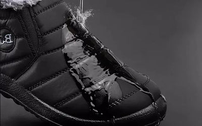 Wasserdichter Winterstiefel für Damen mit Warmfutter und rutschfester Sohle, auf den Wasser gegossen wird.