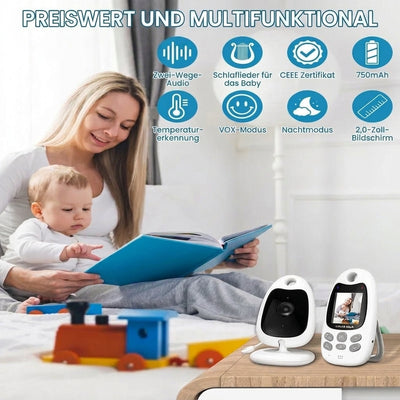 Ein Babyphone mit Kamera steht auf einem Tisch, während eine Mutter ihrem Kind ein Buch vorliest.