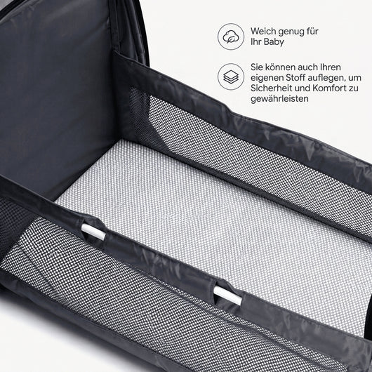 Innenansicht der Babytasche mit integriertem Reisebett und weicher Liegefläche für Sicherheit und Komfort unterwegs