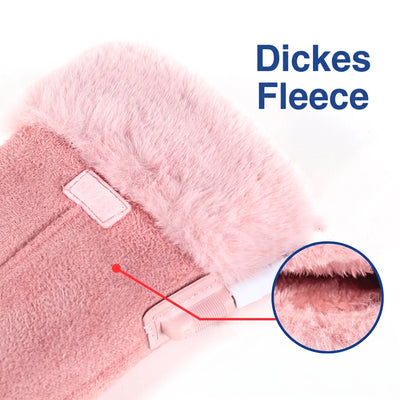 Nahaufnahme eines rosa Winterhandschuhs mit weichem Innenfutter aus dickem Fleece.