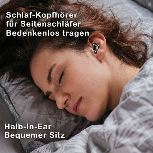 Eine Frau schläft entspannt auf einem Kissen und trägt einen kleinen, ergonomischen In-Ear-Kopfhörer für hohen Tragekomfort.