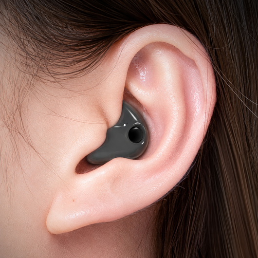Bluetooth-In-Ear-Kopfhörer mit Geräuschunterdrückung und IPX5-Wasserschutz, getragen in einem Ohr für ungestörten Schlaf.