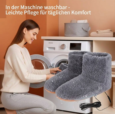 Eine Frau legt beheizbare Plüschhausschuhe in eine Waschmaschine, um sie zu reinigen.