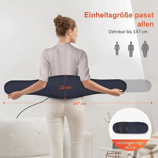 Frau trägt einen verstellbaren Heizgürtel mit einer maximalen Länge von 147 cm und einer Breite von 22 cm.