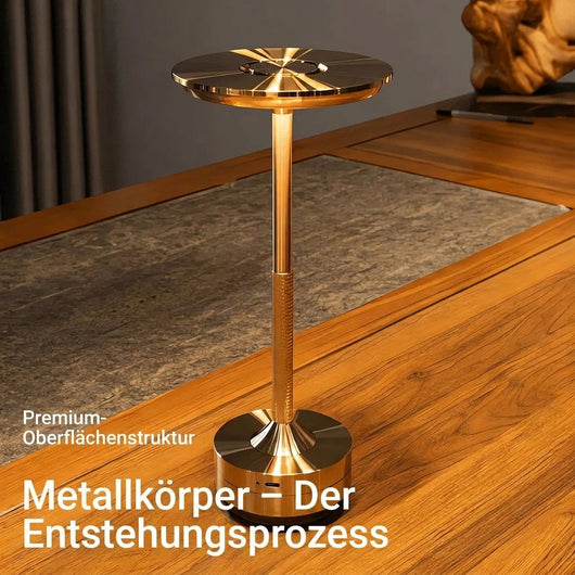 Elegante goldene kabellose Tischleuchte mit glänzender Metalloberfläche auf einem Holztisch