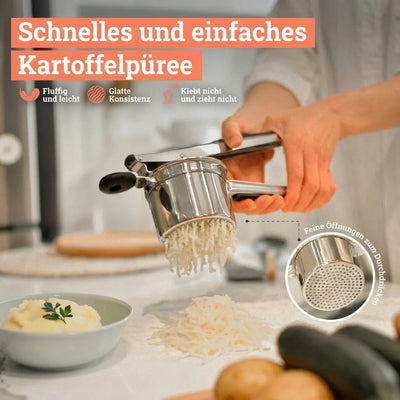 Eine Kartoffelpresse aus Edelstahl drückt gekochte Kartoffeln durch feine Löcher zu einem cremigen Püree.