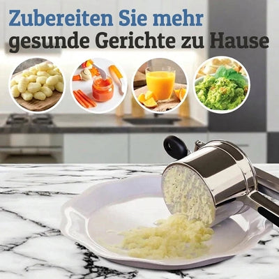 Eine Edelstahl-Kartoffelpresse drückt gekochte Kartoffeln auf einen Teller, umgeben von Bildern gesunder Speisen.