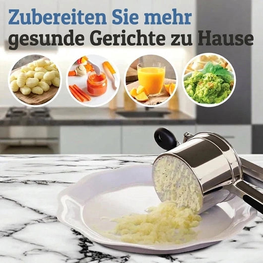 Eine Edelstahl-Kartoffelpresse drückt gekochte Kartoffeln auf einen Teller, umgeben von Bildern gesunder Speisen.