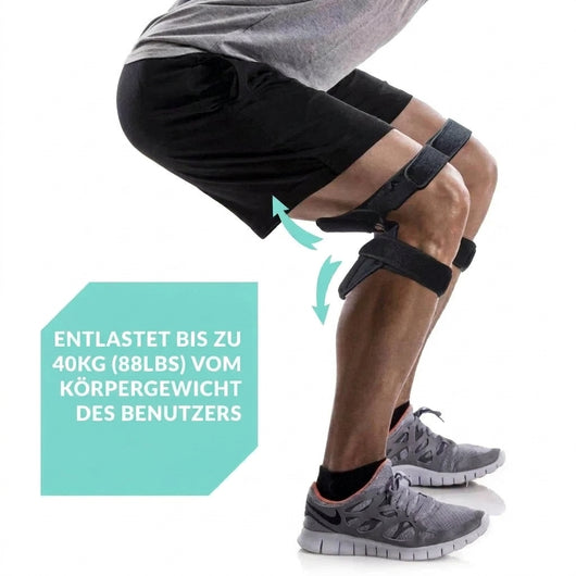 Ein Mann in Sportkleidung trägt eine Kniebandage mit Federtechnik, die das Körpergewicht bei Kniebeugen entlastet.