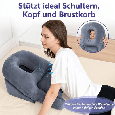 Eine Frau liegt auf einem ergonomischen Post-BBL-Bauchkissen, das Kopf, Schultern und Brust stützt.