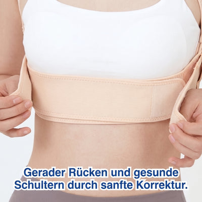 Eine Person legt einen beigen Rückenhaltungskorrektor an, um eine aufrechte Haltung zu unterstützen.