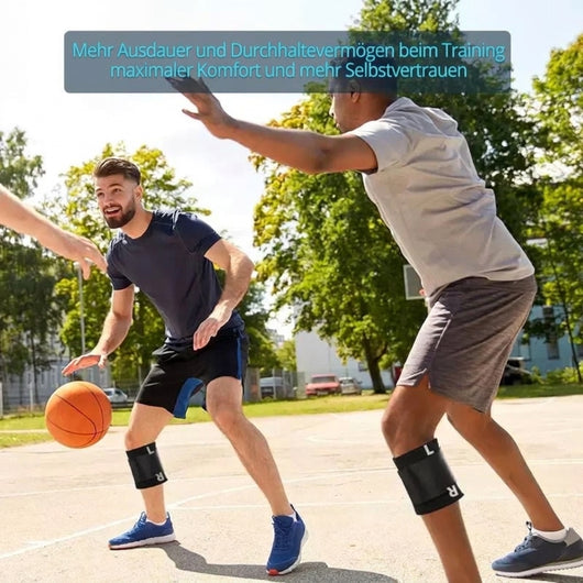Zwei Männer spielen Basketball auf einem Freiplatz und tragen schwarze Unterschenkelbandagen zur Unterstützung.