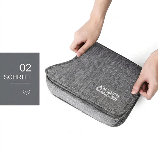 Eine Hand hält eine graue, wasserabweisende Kosmetiktasche, die als zweiter Schritt in einer Anleitung gezeigt wird.